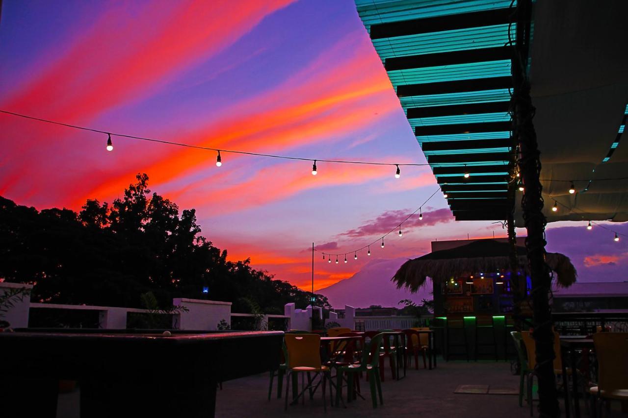Antwet Backpacker'S Inn & Rooftop Bar Dumaguete City Esterno foto